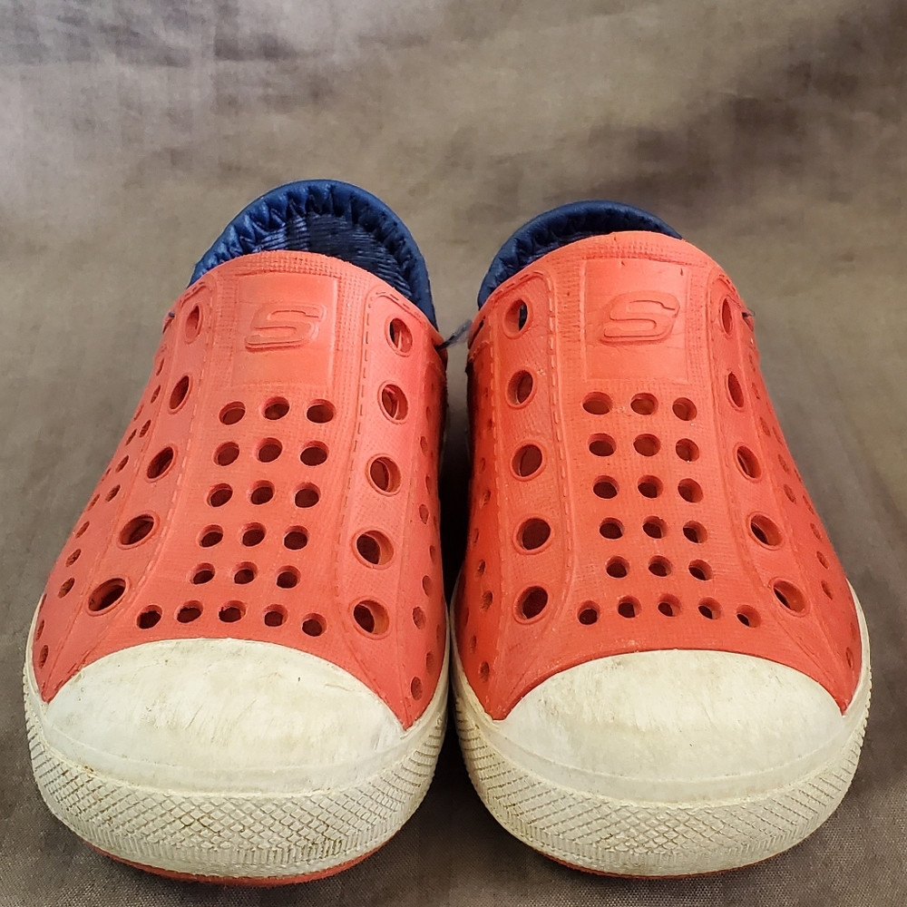 Skechers toddler size 5. Slip on.